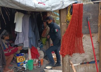 Rescatan a mujer del frío en Tijuana