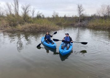 Ken Salazar con Mónica Vega en el Río Colorado