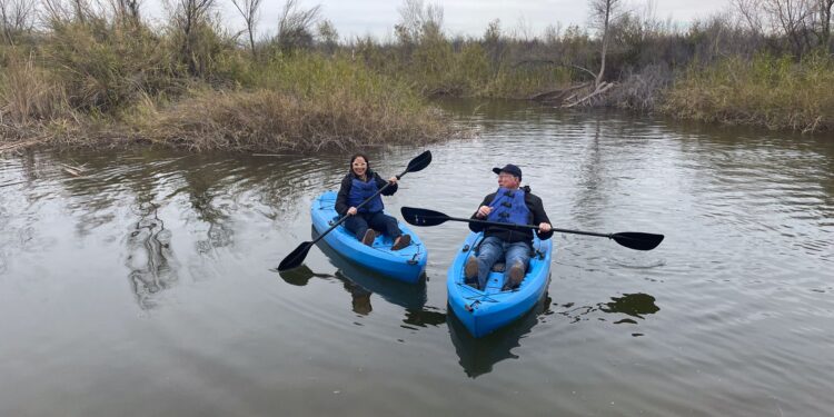 Ken Salazar con Mónica Vega en el Río Colorado