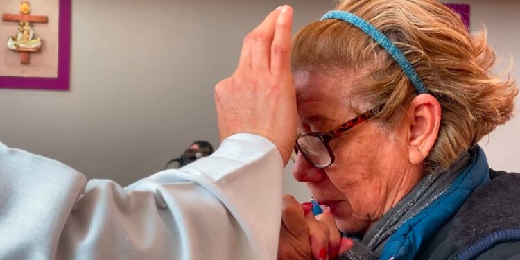 Acuden fieles católicos a recibir ceniza, inicia la cuaresma