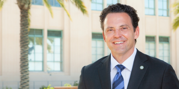 El supervisor del condado de San Diego, Nathan Fletcher, anuncia su candidatura al Senado estatal