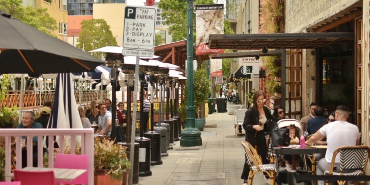 La Ciudad de San Diego ofrece apoyo económico a negocios al aire libre ante nuevas regulaciones