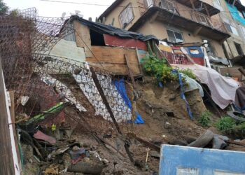 Evacuan a dos adultos por derrumbe en la Villa