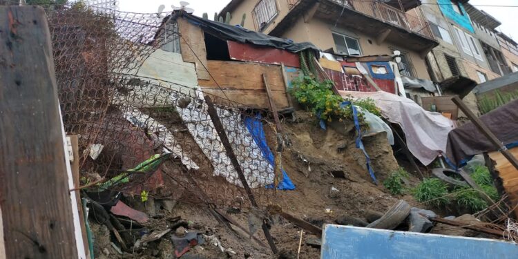 Evacuan a dos adultos por derrumbe en la Villa