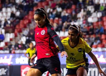 Xolas femenil cae en casa ante sotaneras