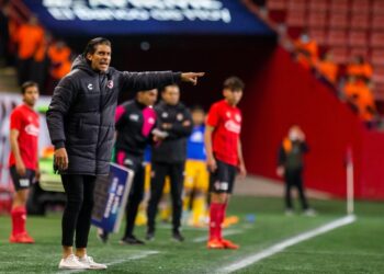 Cirilo Saucedo dirigiendo al Club Tijuana como interino en 2021.