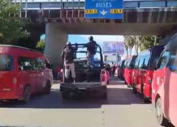 Taxis rojos amenazan con cerrar garita de San Ysidro