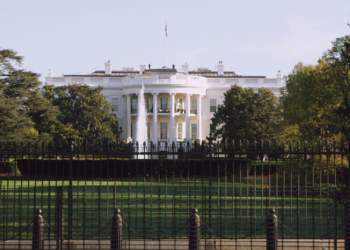 Las Internacionales: Evalúan retomar detenciones de familias migrantes que crucen la frontera de manera irregular