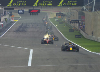 Checo Pérez en el podio de lo GP de Bahrein