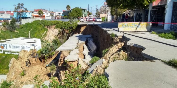 Evacuan familias de Terrazas del Rubí por derrumbe
