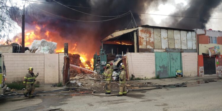 Evacuan a 39 personas por incendio En Tijuana