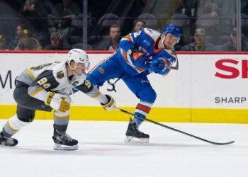 Pavol Regenda con un disparo rumbo a portería ante los Silver Knights el viernes por la noche.