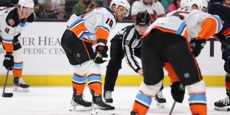 Jugadores de Gulls esperando que caiga el puck para tratar de regresar en un encuentro en el que terminaron cayendo.