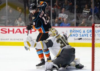 Pavol Regenda buscando anotar ante el portero de Henderson.