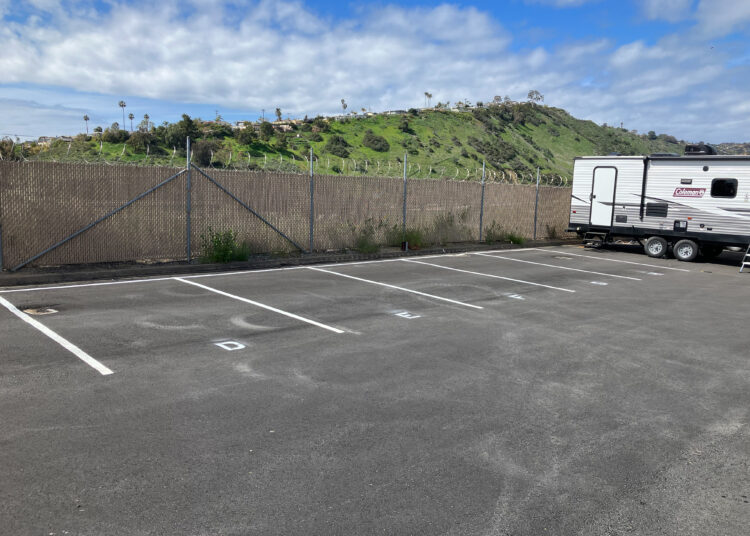 Estacionamiento trailers personas sin hogar 