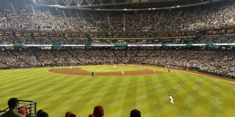 La gente expectante al ver a Estados Unidos en el terreno de juego ante Gran Bretaña.