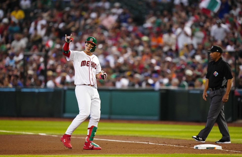 Joey Meneses en primera base luego de conectar un sencillo ante Colombia.