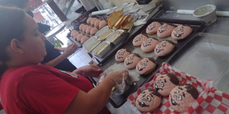 Panadería crea “Conchabelo” en honor al presentador de televisión mexicana