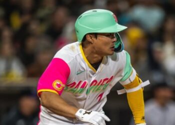 Ha-Seong Kim corriendo por las bases durante la derrota de los Padres ante los Rockies.