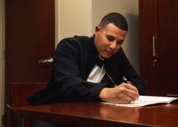 Manny Machado firmando su nuevo contrato por 11 años y 350 millones de dólares con los Padres de San Diego.