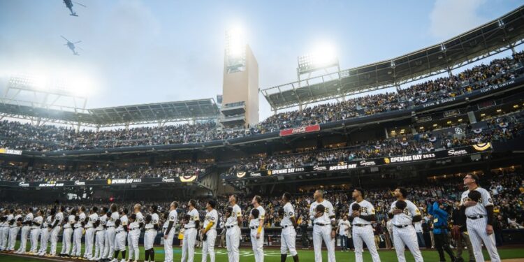 Los jugadores de los Padres durante el himno nacional de los Estados Unidos previo al inicio del juego inaugural.