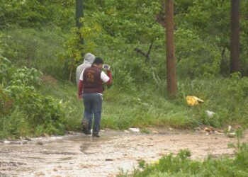 Corre el agua con fuerza en Tijuana la población extrema precauciones