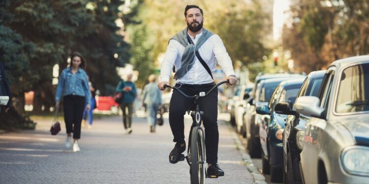 hombre utilizando bicicleta