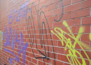 El condado ofrece eliminación gratuita de graffiti para propietarios
