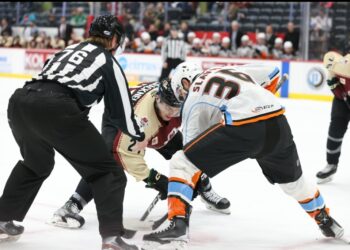La caída del puck entre Gulls y Roadrunners la noche del viernes.