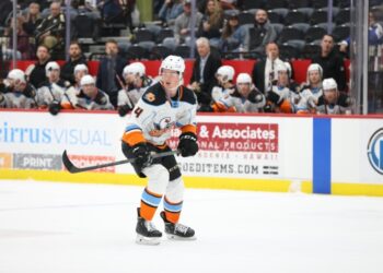 Drew Helleson buscando hacer daño en el hielo de Tucson el sábado por la noche.