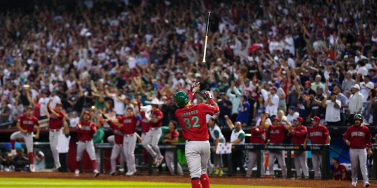 Joey Meneses aventando el bat tras pegar su segundo cuadrangular del juego ante Estados Unidos.