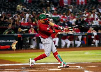 Joey Meneses haciendo contacto con la pelota ante Canadá.