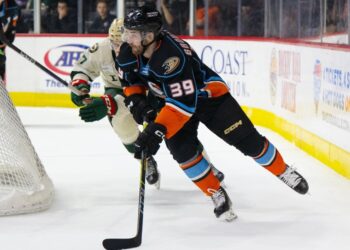 Nikolas Brouillard buscando espacio para pasar el puck ante el Wild.