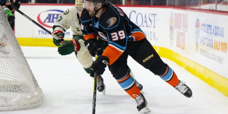Nikolas Brouillard buscando espacio para pasar el puck ante el Wild.