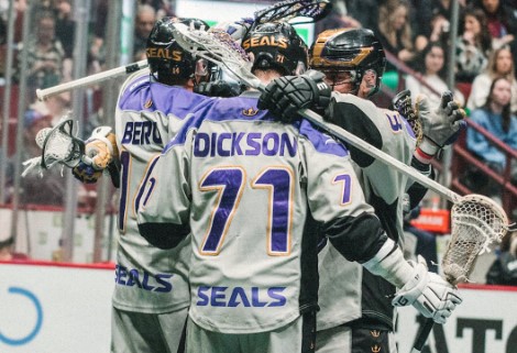 Los jugadores de Seals festejando otra victoria en la temporada.
