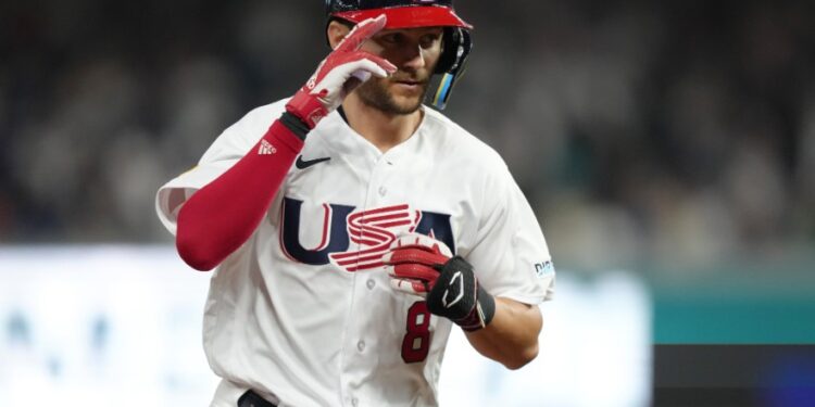 Trea Turner dando vuelta a las bases tras pegar otro cuadrangular en la victoria de Estados Unidos.