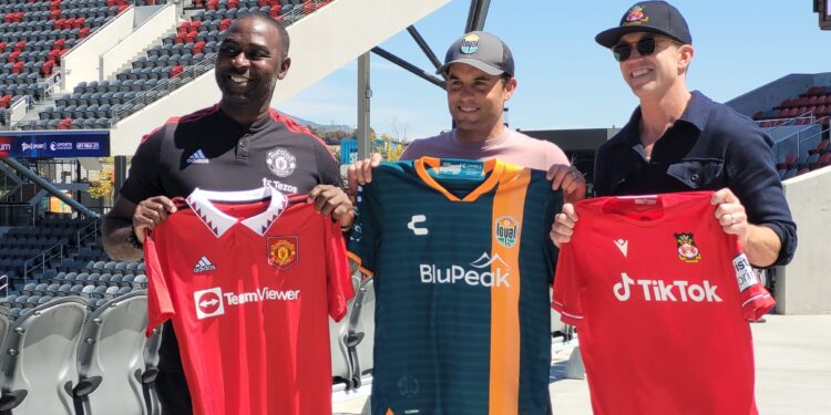 Andy Cole, Landon Donovan y Rob McElhenney promocionando el encuentro en San Diego.