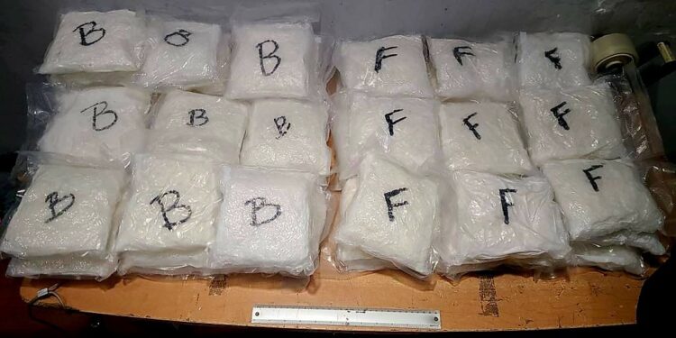 Detienen a familia por droga en Garita de Otay