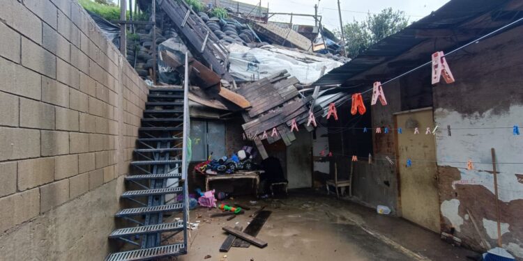 Derrumbe de Talud afecta casas