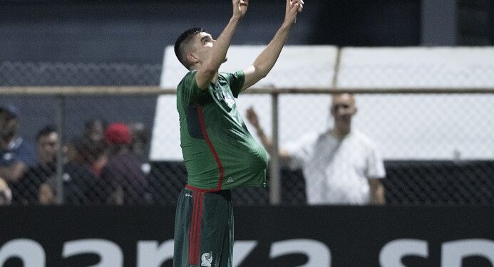 México venció 2-0 a Surinam en el debut de Diego Cocca