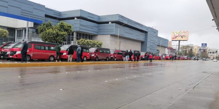Taxistas rojo y negro se manifiestan contra proyecto de transporte del gobierno estatal