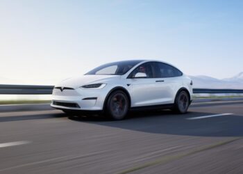 Estados Unidos investiga el piloto automático de Tesla debido a volantes que se desprenden