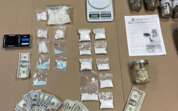 Detienen a un hombre en Lakeside por posesión ilegal de armas de fuego, venta de narcóticos y robo de autos