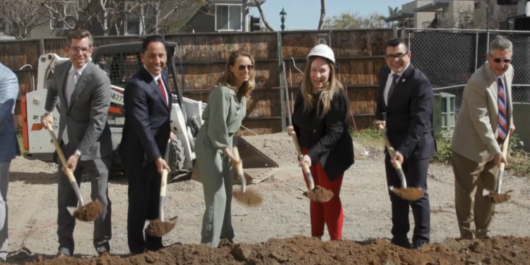 Inician construcción de viviendas para adultos mayores en San Diego