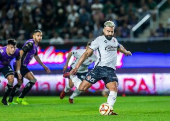 Pedro Alexis Canelo a instantes de anotar su primer gol del partido ante Mazatlán.