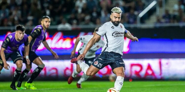 Pedro Alexis Canelo a instantes de anotar su primer gol del partido ante Mazatlán.