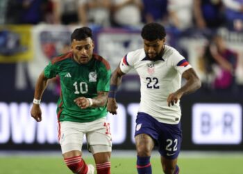 Alexis Vega y DeAndre Yedlin disputando el balón durante el encuentro.