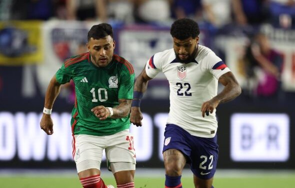 Alexis Vega y DeAndre Yedlin disputando el balón durante el encuentro.