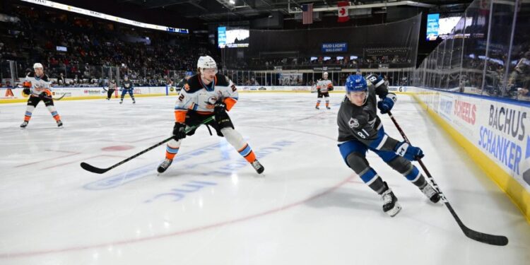 La velocidad en el hielo por parte de ambos equipos buscando el control del puck.