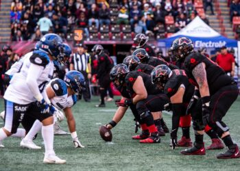 La línea de golpeo previo al snap de la pelota.